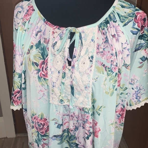 Spring Mint green floral blouse with crochet! - Picture 2 of 4